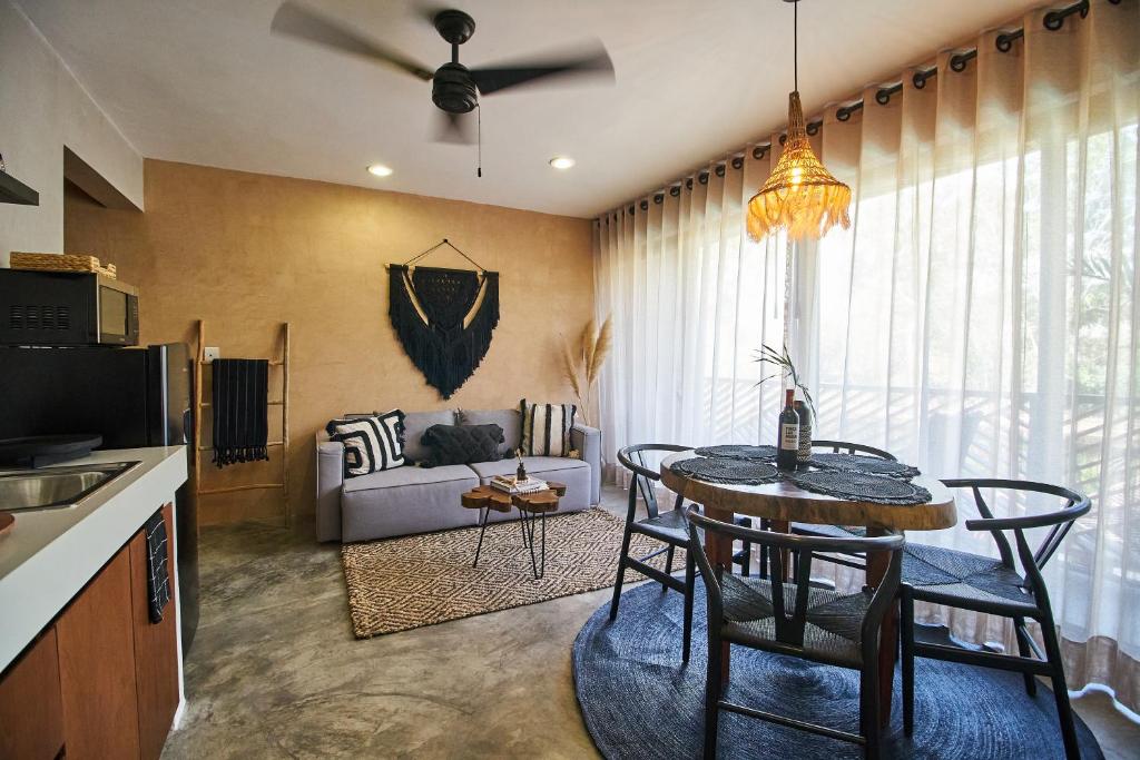Chic Apartment with Private Entrance & bikes & pool room 2