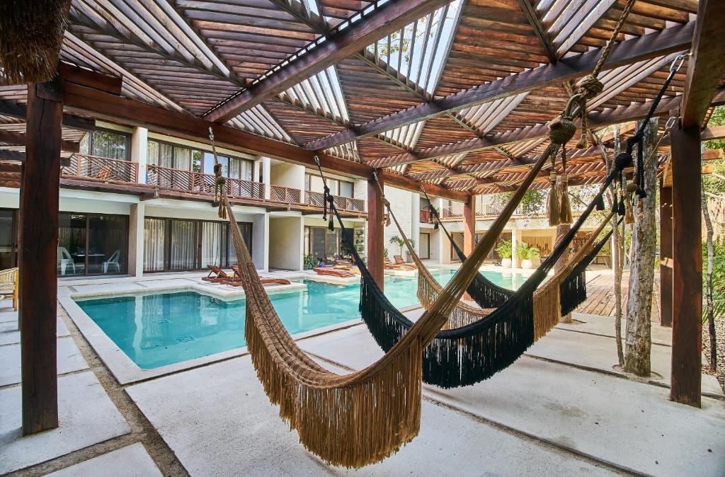 Chic Apartment with Private Entrance & bikes & pool room 4