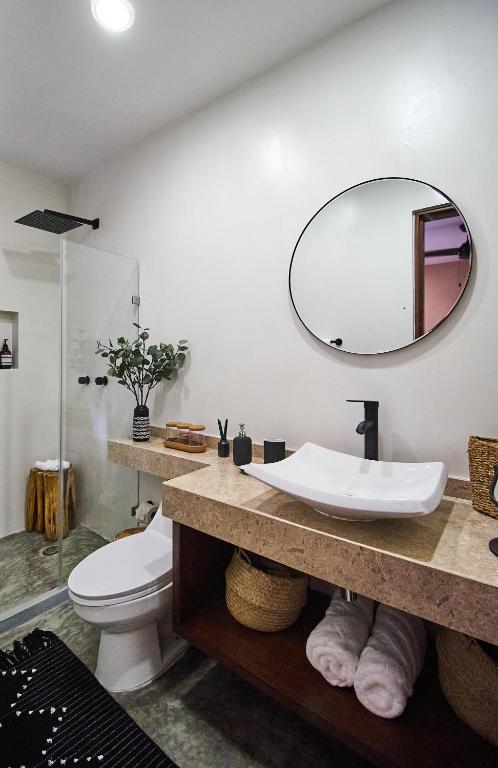 Chic Apartment with Private Entrance & bikes & pool room 5